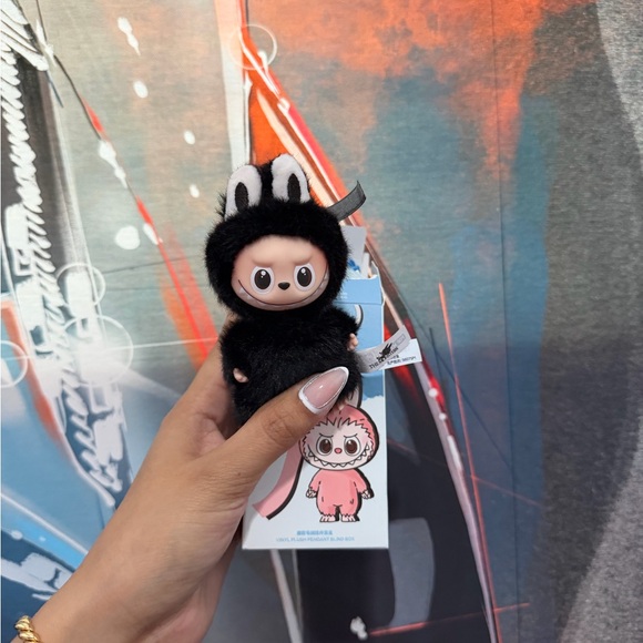 Pop Mart Labubu Pin For Love “R” - Picture 2 of 2